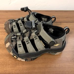 Keen Kids Newport H2 shoe / sandal - size 8